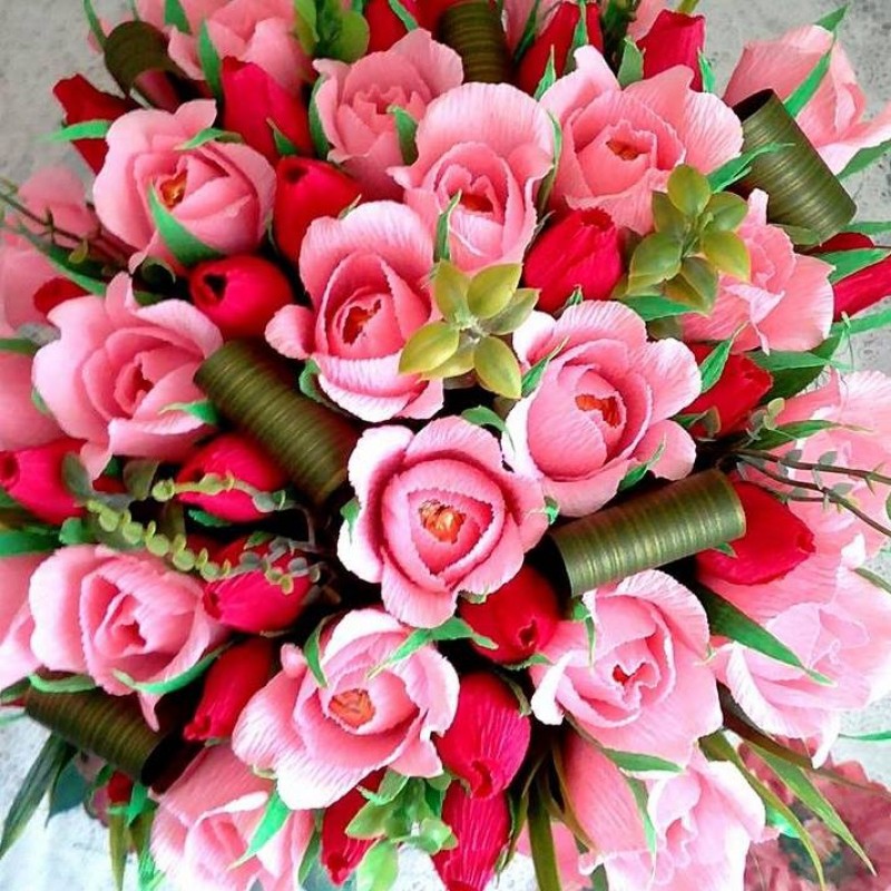 Умілиця з Тернопільщини виготовляє вишукані квіткові букети з солодкими сюрпризами (фото)