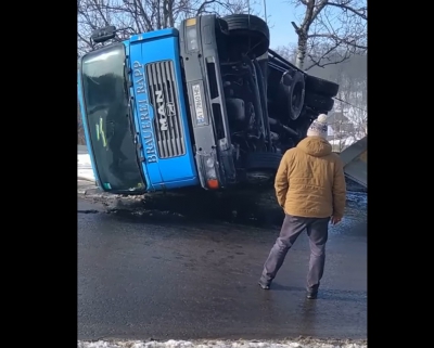 На Тернопільщині перекинулася вантажівка (відео)