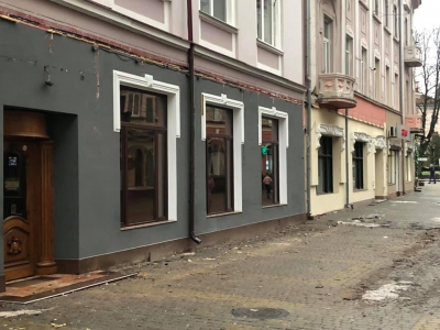 «Не по-господарськи»: після закриття закладу в центрі Тернополя на вулиці – купа сміття
