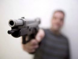 У Тернополі 45-річний чоловік погрожував пістолетом 15-річному хлопцеві
