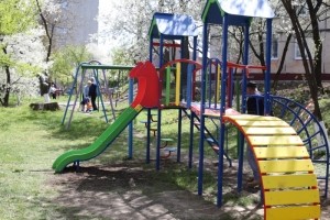 Нові дитячі майданчики встановлюють у Тернополі