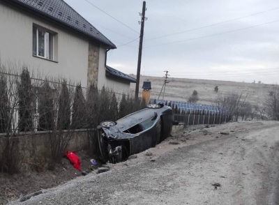 На Тернопільщині автомобіль злетів з дороги та перекинувся (фотофакт)
