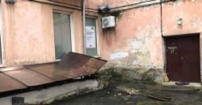 У Тернополі спіймали зловмисника, котрий розмальовував фасади будівель посиланням на телеграм-канал зі збуту наркотичних речовин