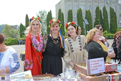 Зібрали понад 70 тисяч гривень для ЗСУ: у Чорткові провели ярмарок з нагоди Дня вишиванки