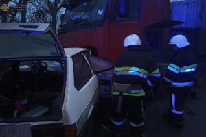 На Тернопільщині зіткнулися легківка та вантажівка. Рятувальники діставали людей з понівеченого авто