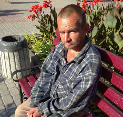 Тернополян просять допомогти безпритульному чоловікові