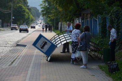 На Тернопільщині шукають вандалів, які зламали зупинку (фото, відео)