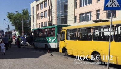 У Тернополі маршрутка насмерть збила жінку: поліцейські просять відгукнутися очевидців аварії