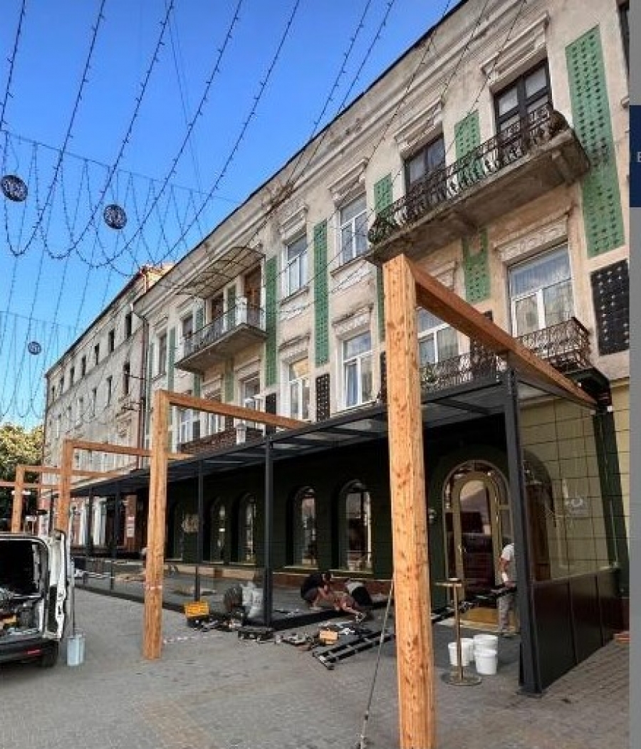 У Тернополі демонтують конструкції літнього майданчика біля ресторану &quot;Чентрале&quot;