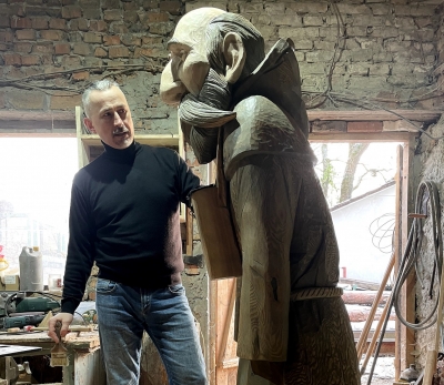 Знаний різьбяр з Тернопільщини подарував скульптуру Кременецькому ботсаду