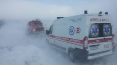 На Тернопільщині зі снігових заметів визволяли карети швидкої допомоги