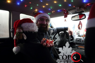 Тернопільський таксист перетворив свій автомобіль на різдвяну хату-мазанку (фото)