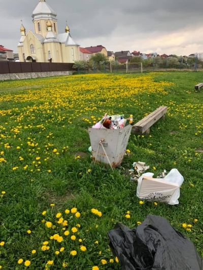 На одному з стадіонів на Тернопільщині – купа сміття (фотофакт)