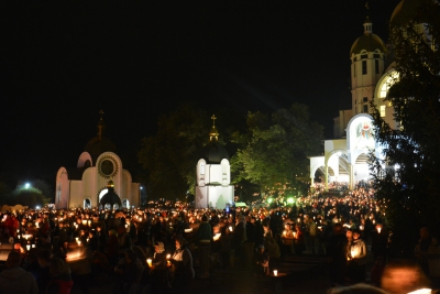 Тернопільщина вражає: з’явилися фoтo тисячнoї хoди паломників зі свічками