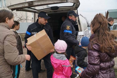 Багатодітну родину з Донеччини підтримали поліцейські Тернопільщини
