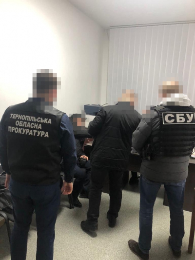 Хабар за можливість піти у відпустку: на Тернопільщині викрили керівника відділення поліції