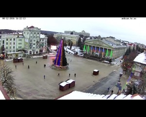 У центрі Тернополя вперше за зиму засвітили ялинку (ФОТО)