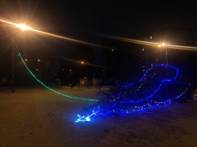 Через сильний вітер на бульварі Данила Галицького у Тернополі впала новорічна ялинка