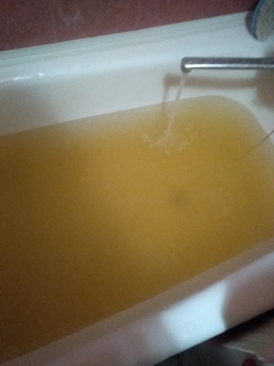 «Жовта і смердюча»: у місті на Тернопільщині скаржаться на якість води з крану (фото)