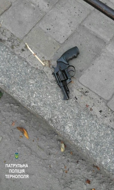 Із пістолетом та погрозами - в центрі Тернополя невідомого вгамовували правоохоронці