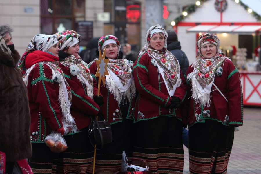 Два десятки фольклорних колективів гучно фестивалили у центрі Тернополя (фоторепортаж)