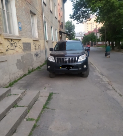 У Тернополі водій залишив свою елітну автівку посеред тротуару (фотофакт)