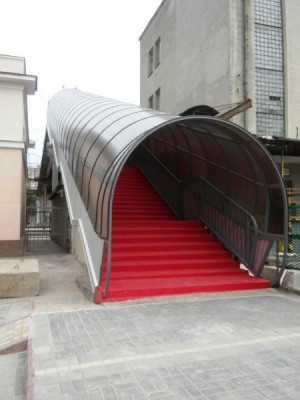 Вверх червоними сходами: тернополяни частково можуть ходити над залізничною колією (фото)