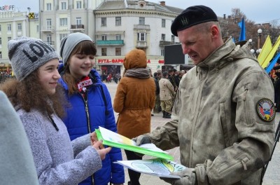 Виставка зброї та малюнки від школярів: як вітали добровольців у Тернополі (фото)