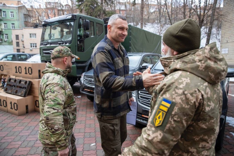 Віталій Кличко передав батальйону «Ахіллес» 8 пікапів, вантажівку та партію дронів від громади Києва