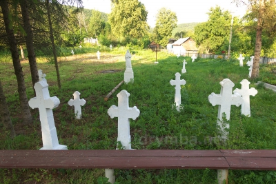 Білим по темному: на Тернопільщині навколо церкви знайшли прихисток давні білі хрести