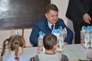 Голова обласної ради завітав до діток Борщівщини з подарунками від Святого Миколая