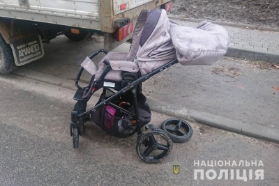 У Тернополі автомобіль збив коляску з півторарічною дитиною