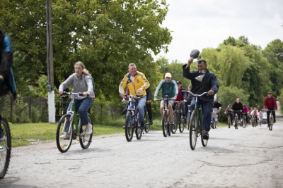 Жителі Шумщини та Кременеччини подолали 40 кілометрів на велосипедах, попри спеку та дощ (фоторепортаж)