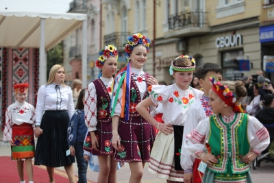 Дефіле, виставка рушників та концерт: у центрі Тернополя сьогодні відзначають День вишиванки (фоторепортаж)