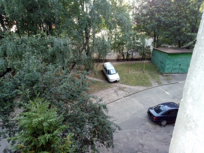 Тернополянин скаржиться на автовласників, які знищили газон біля будинку
