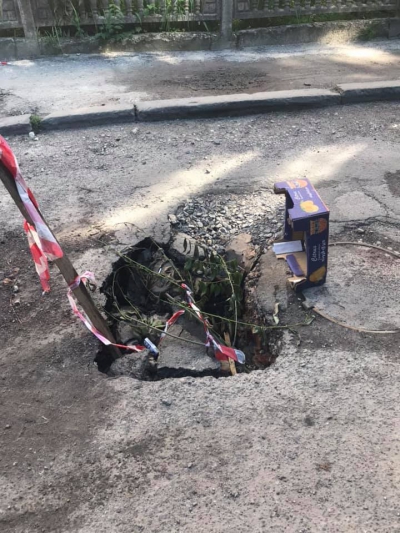 Посеред вулиці у Тернополі утворилось провалля (фотофакт)