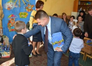 Віктор Овчарук привітав з прийдешніми святами діток з Білівецької школи-дитячого садка (фото)