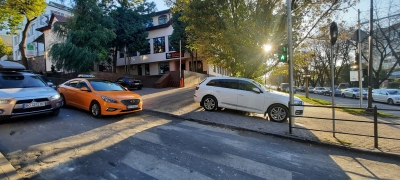 У Тернополі водії паркують автівки просто посеред тротуару (фотофакт)
