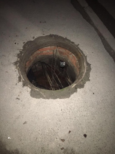На Тернопільщині невідомі викрали каналізаційний люк (фотофакт)