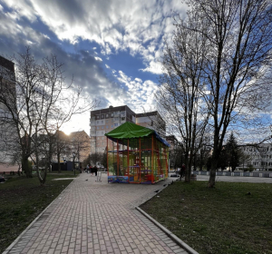 У Тернополі на бульв. Дмитра Вишневецького демонтують атракціони та кіоск