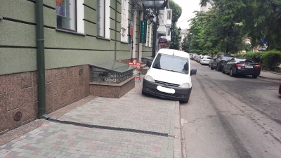 У Тернополі водій залишив автівку просто посеред тротуару (фотофакт)