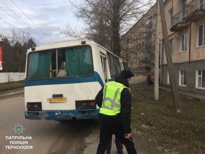 У Тернополі п&#039;яний водій автобуса виїхав на тротуар