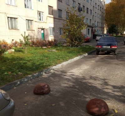 На одній із вулиць Тернополя демонтували самовільно влаштовані обмежувачі руху