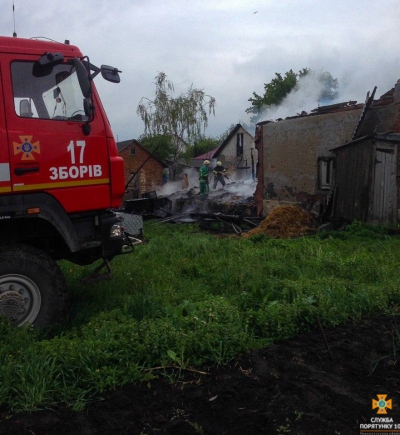 Пожежа на Тернопільщині: вогонь знищив два господарських будинки та пошкодив покрівлю житлового