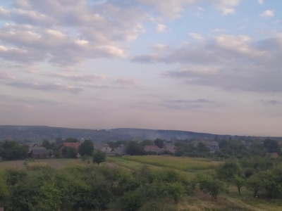 Через паліїв трави село на Тернопільщині вкрив дим (фотофакт)