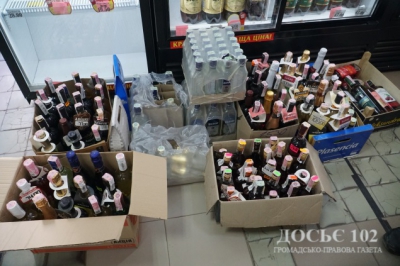 У Тернополі поліцейські припинили незаконний продаж алкоголю в одному із магазинів
