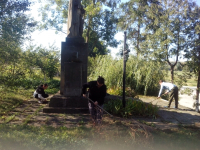 На Тернопільщині облагородили територію біля братської могили загиблих у Другій світовій війні (фото)