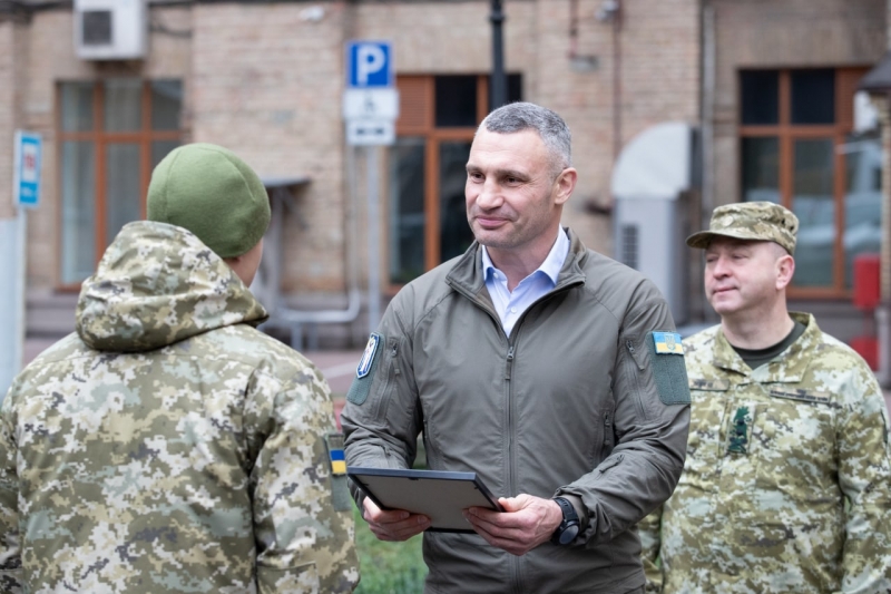 Кличко передав прикордонникам 50 мікроавтобусів – вони посилять охорону кордонів на півночі Київської області