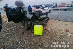 На Тернопільщині неподалік села Мишковичі автомобіль з&#039;їхав у кювет та перекинувся. Водій - у лікарні