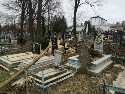 На Тернопільщині комунальники пошкодили могили (фотофакт)